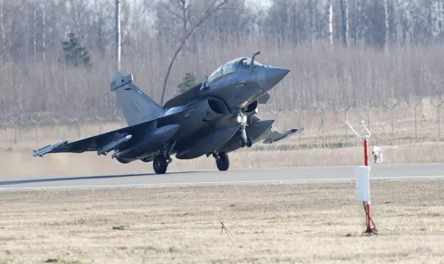 Момент посадки истребителя Rafale