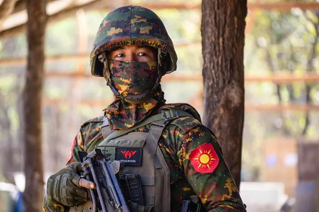 စစ်တပ် တပ်ဖွဲ့ဝင် (ပုံဟောင်း)