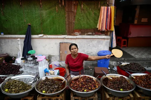 ရန်ကုန်မြို့ ဗိုလ်ချုပ်ဈေးထဲမြင်ကွင်း (ပုံဟောင်း)