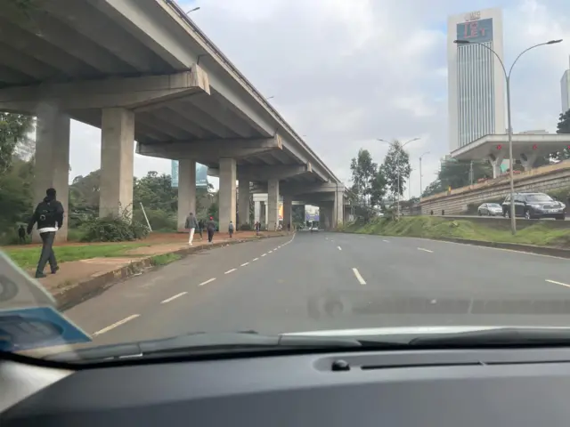 Baadhi ya watu wakitembea kutokana na ukosefu wa magari