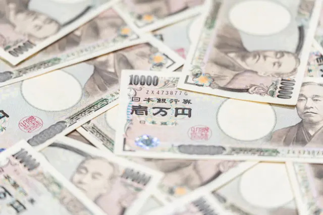 أوراق نقدية من فئة 10 آلاف ين