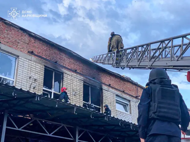 Пожарные тушат здание