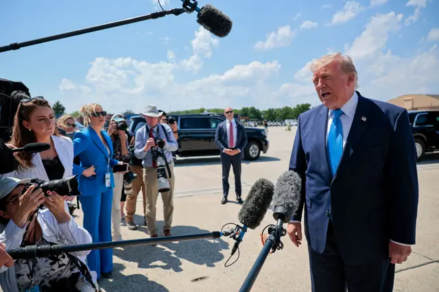 Trump hablando con la prensa previo a abordar el avión presidencial