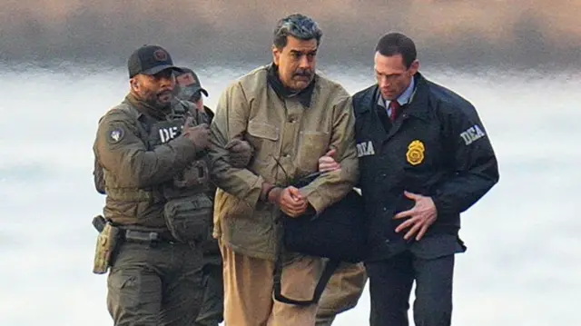 Maduro siendo trasladado por agentes estadounidenses