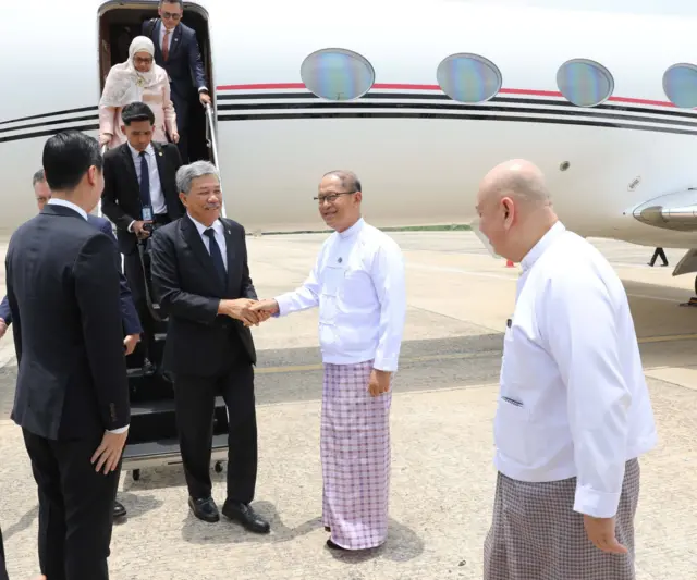 မေ ၁၉ ရက်မှာ နေပြည်တော်လေဆိပ်ကို ရောက်ရှိလာတဲ့ မလေးရှားနိုင်ငံခြားရေးဝန်ကြီး ဒါတိုဆရီ မိုဟာမက် ဟာဆန်ကို ကြိုဆိုတဲ့ အခြေအနေ