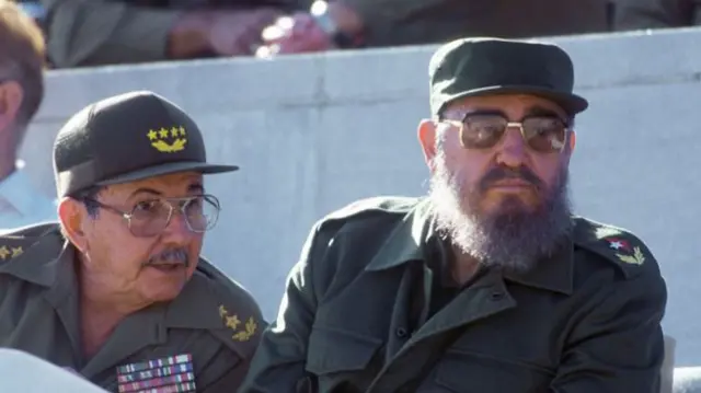 Raúl y Fidel Castro en 1996