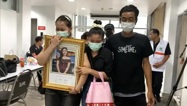 ဘန်ကောက် ရထား နဲ့ ကားတိုက်မှု မှာ သေဆုံးခဲ့ရတဲ့ အသက် (၃၆) နှစ်အရွယ် မအေးအေးမြင့်ရဲ့ ရုပ်အလောင်းကို လာရောက်ထုတ်ယူခဲ့တဲ့ မိသားစုဝင်တွေ