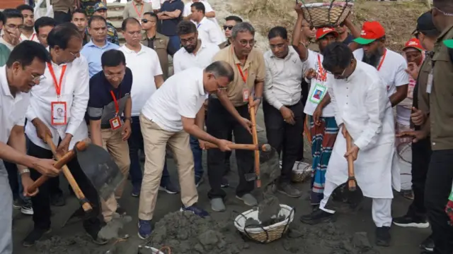 সরকার খাল খনন কর্মসূচি শুরু করেছে