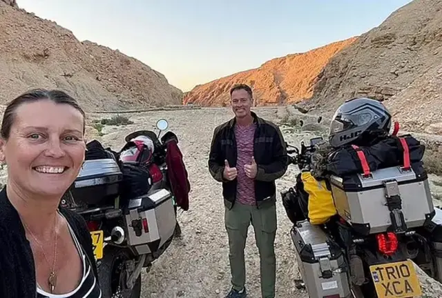Lindsay na Craig batangazaga ko bari mu rugendo rurere rwo kuzenguruka isi kuri moto zabo