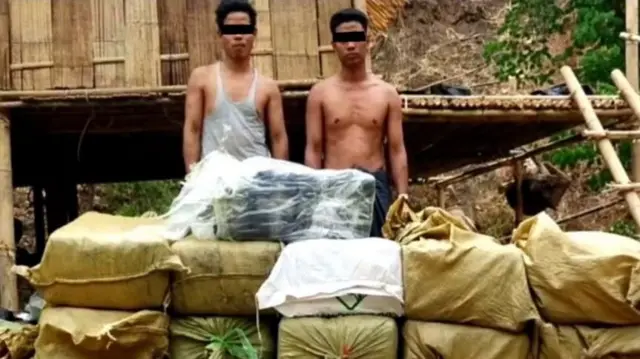 မေ ၁ ရက်မှာ ပဲခူးတိုင်း၊ ဥသျှစ်ပင်မြို့အနီး အာရက္ခတပ်တော်က ဖမ်းဆီးရမိတယ်ဆိုတဲ့ စိတ်ကြွ‌ဆေးပြားတွေနဲ့ အမျိုးသား ၂ ဦး