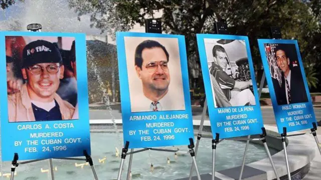 Carteles con los cuatro muertos de Hermanos al Rescate
