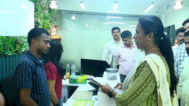 जांच करते अधिकारी
