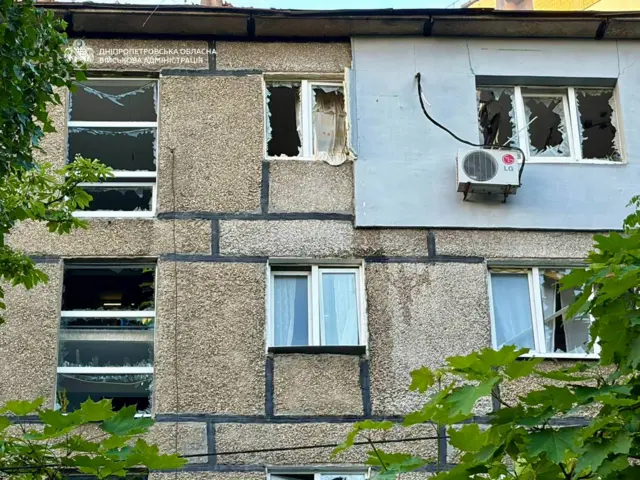 Дом с выбитыми окнами