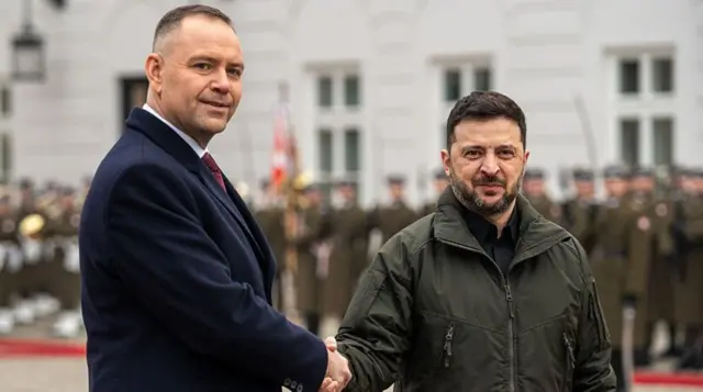 Кароль Навроцкий пожимает руку Владимиру Зеленскому