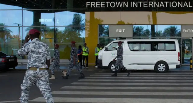 Abirukanwe baherekejwe bava ku kibuga cy'indege cyo mu murwa mukuru Freetown mu modoka y'umweru