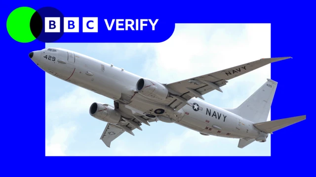 Indege yo mu bwoko bwa P-8 Poseidon irimo kuguruka, iruhande rwayo hari ikirango cya BBC Verify kiyikikije, cyiganjemo ibara ry'ubururu.