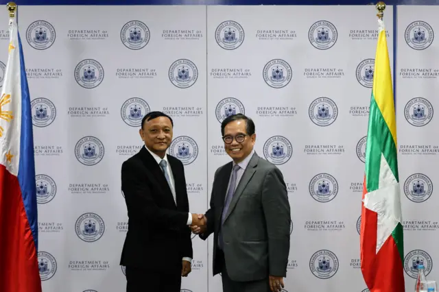 နေပြည်တော် ဒုတိယနိုင်ငံခြားရေးဝန်ကြီး ဦးကိုကိုကျော် (ဝဲဘက်)နဲ့ ဖိလစ်ပိုင် နိုင်ငံခြားရေးဒုဝန်ကြီး လီယို အမ် ဟာရဲရာ လင်း