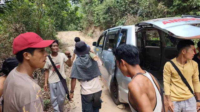 လိပ်သို-တောင်ငူလမ်းကို သုံးပြီး လူနာကို ဆေးရုံပို့ကြရတဲ့ ပရဟိတအဖွဲ့ကို အခုလဆန်းပိုင်းတုန်းက မြင်ရတာဖြစ်ပါတယ်။ လူနာတင်ကားတစ်စီး နောက်ဖုံးဖွင့်၊ ကင်မရာဘက်ကို ကျောပေးတဲ့အနေအထားနဲ့ ရပ်ထားပြီး အမျိုးသား ၇ ဦး ကို ါ်ာတ်ုပံထဲမှာ မြင်ရ၊ ဘယ်အစွန်ဆုံးက အမျိုးသား လျှာဦးထုပ် အနီရောင်ကို ဆောင်းထား၊ ဓာတ်ပုံအလယ်မှာ အမျိုးသားတစ်ဦး ဝါးစိမ်းလုံးကို ထမ်းနေတာ မြင်တွေ့ရ