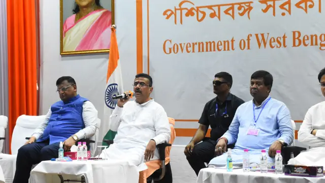 মন্ত্রী ও মুখ্যসচিবের সঙ্গে মুখ্যমন্ত্রী শুভেন্দু অধিকারী