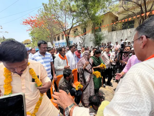 भोजशाला में दर्शन के लिए पहुंचे लोग