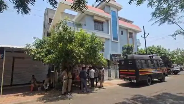 अभिजीत दीपके के घर के बाहर तैनात पुलिस