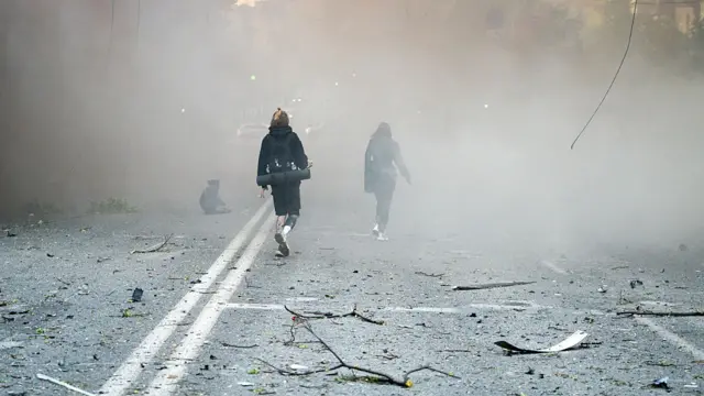 Киев покрыт дымом после российской атаки