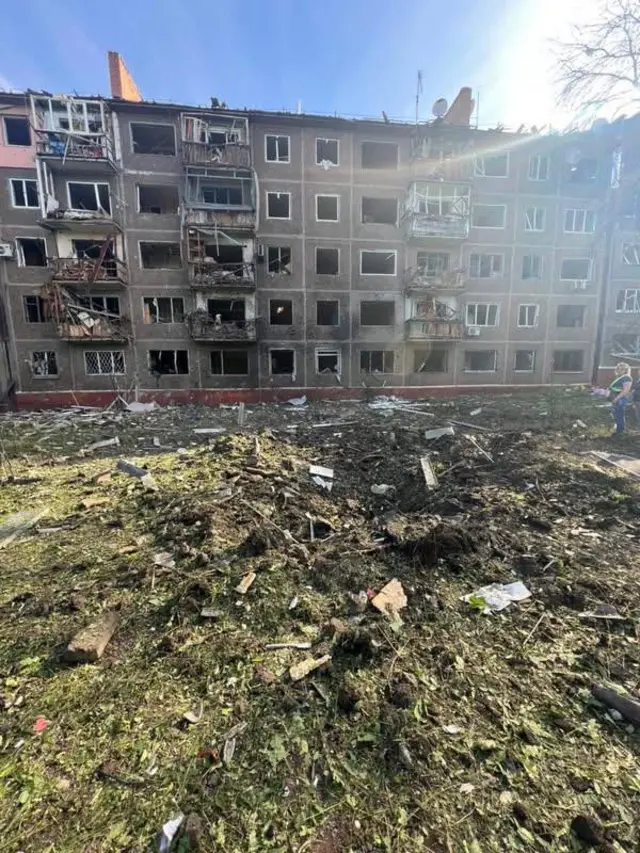 По данным властей, в результате удара повреждены 14 многоквартирных домов