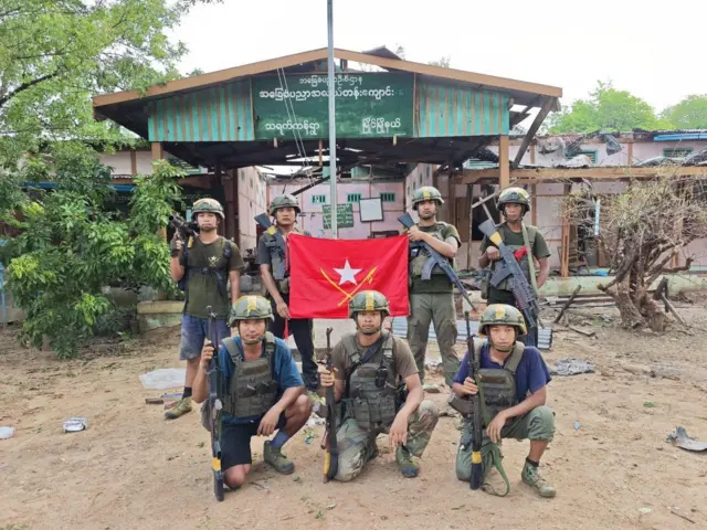 သရက်ကန်ရွာက ပြည်သူ့စစ်စခန်းသိမ်းပြီးနောက် မြိုင်ပကဖ ထုတ်ပြန်လာတဲ့ပုံ