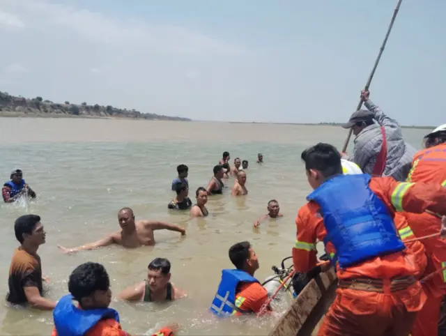 ဒီနေ့မနက်ပိုင်း ရေနံချောင်းမြို့မှာ ရေနစ်သေဆုံးသူအမျိုးသားကို ရေနံချောင်းဆေးရုံကို ပို့ခဲ့တယ်လို့ မီးသတ်တပ်ဖွဲ့ကပြောပါတယ်