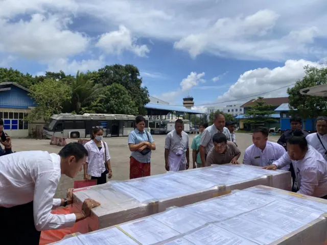 မေ ၂၄ ရက်တုန်းက မြန်မာသင်္ဘောသား ၃ ဦးရဲ့ ရုပ်အလောင်းတွေကို သယ်ယူနေတဲ့မြင်ကွင်း