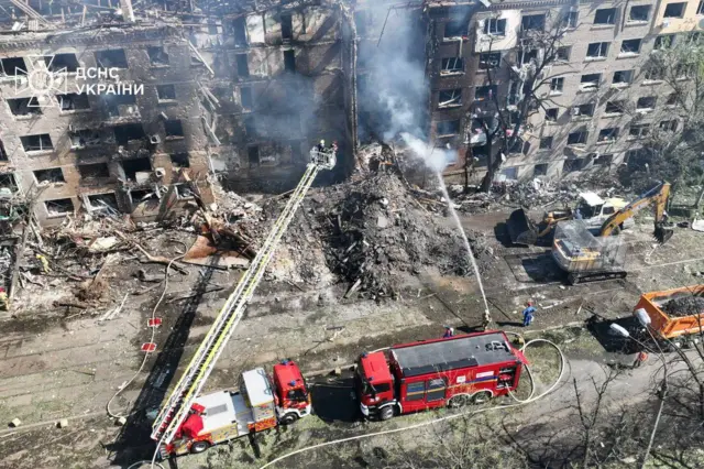В жилой пятиэтажке в Шевченковском районе Киева в результате атаки был разрушен подъезд, там погибли две женщины
