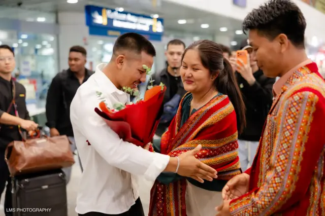 UFC Flyweight ချန်ပီယံ ဂျော့ရှုဝါဗန် သူ့ရဲ့ အစ်မဖြစ်သူ တို့ ၁၃ နှစ်အကြာမှာ တွေ့ဆုံခဲ့ကြ