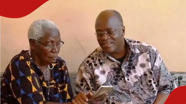 Suzana Magufuli ari kumwe n'umuhungu wiwe John Pombe Magufuli yahoze arongoye Tanzaniya, bompi bambaye amarori, bakaba bariko baraba muri terefone