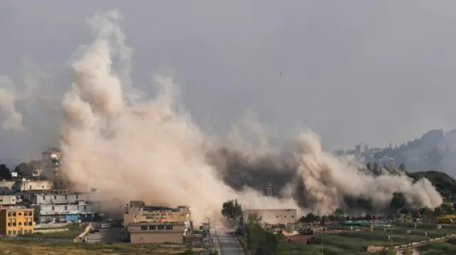 Umwotsi uzamuka nyuma y’igitero cya Israel i Nabatieh, mu majyepfo ya Libani.