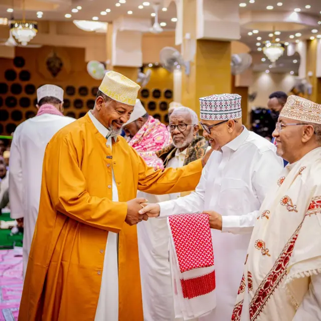 Madaxweynaha Somaliland oo kumanaan qof salaada Ciidul-Adxa kula tukaday magaalada Hargeysa