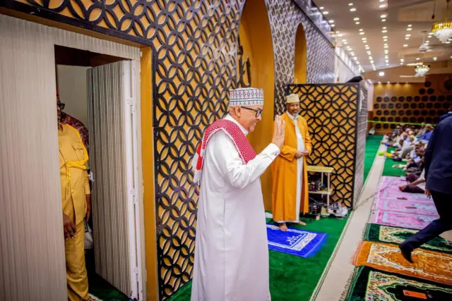 Madaxweynaha Somaliland oo kumanaan qof salaada Ciidul-Adxa kula tukaday magaalada Hargeysa