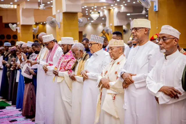 Madaxweynaha Somaliland oo kumanaan qof salaada Ciidul-Adxa kula tukaday magaalada Hargeysa