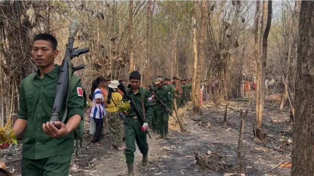 ရှေ့တန်းစစ်မျက်နှာကပြန်လာတဲ့ SRF တပ်ဖွဲ့ဝင်တွေ (ပုံဟောင်း)