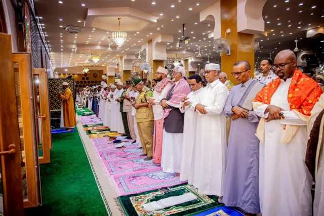 Madaxweynaha Somaliland oo kumanaan qof salaada Ciidul-Adxa kula tukaday magaalada Hargeysa