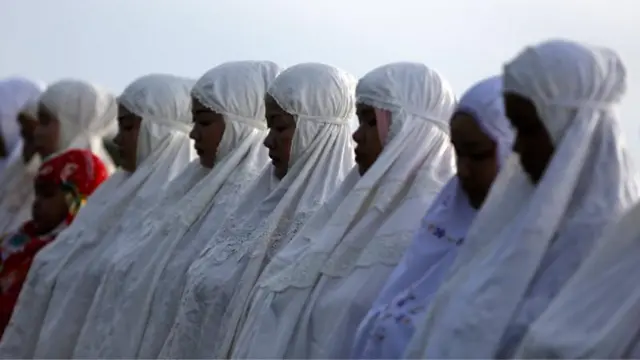 Wanawake wakihudhuria ibada katika jimbo la Bandeh Aceh, Indonesia