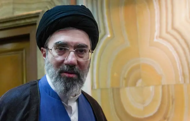 Mojtaba Khomenei ntaraboneka mu ruhame kuva mu kwezi kwa gatatu ubwo yasimburaga se wariumaze kwicwa