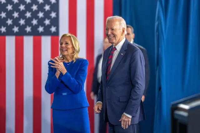 Perezida w’Amerika Joe Biden n’umugore we Jill Biden ubwo bari barimo bava ahavugirwaga ijambo, ku nzu ndangamurage y’Afurika n’Amerika, ku itariki ya 19 Mutarama (1) mu 2025, mu mujyi wa Charleston, muri leta ya South Carolina.