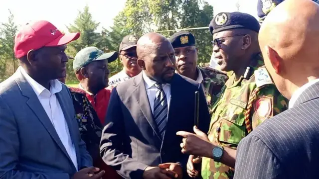 Minisitiri w’ubutegetsi bw’igihugu Kipchumba Murkomen, Umuyobozi Mukuru w’Ishami rishinzwe Iperereza ku byaha (DCI) Mohamed Ibrahim Amin, umuyobozi mukuru wungirije wa polisi Eliud Lagat n’abandi bapolisi bageze aho inkongi y'umuriro yabereye
