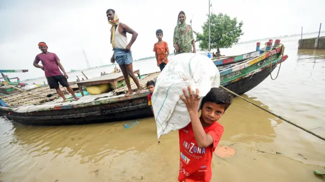 पटना में नाव दुर्घटनाग्रस्त