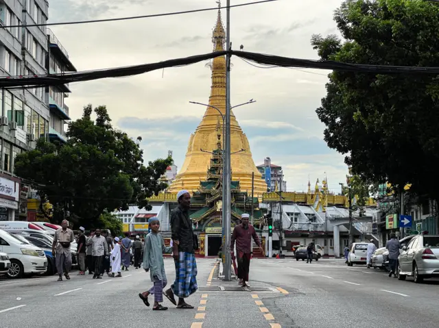 ဆူးလေးဘုရားလမ်းပေါ်မှာ လမ်းဖြတ်လျှောက်နေသူအချို့