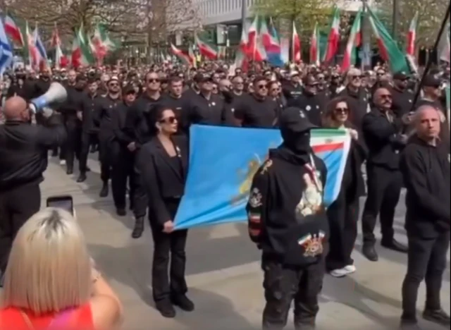 عکسی از تجمع پادشاهی‌خواهان با نشان ساواک که در منچستر برگزار شده بود