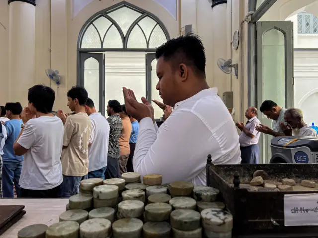ရန်ကုန်မြို့က ဗလီတစ်ခုထဲ မေလ ၂၈ ရက် အီးဒ်နေ့မှာ ဝတ်ပြုနေကြသူတွေ