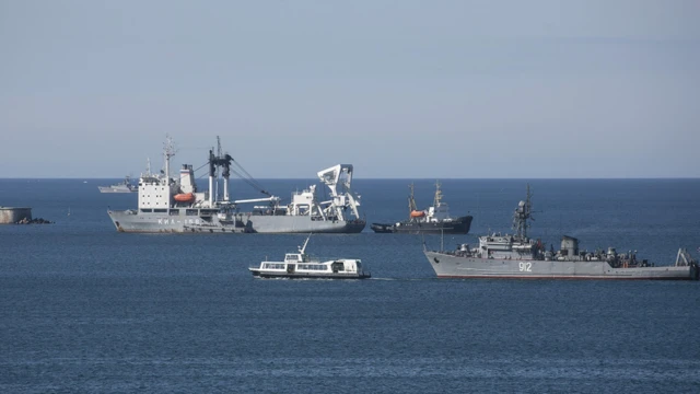 Ciidamada badda Ruushka oo ku sugan halka laga galo Dekeda magaalada Sevasopol 2014