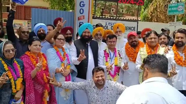 ਜੇਤੂ ਨਿਸ਼ਾਨ ਬਣਾਉਂਦੇ ਉਮੀਦਵਾਰ