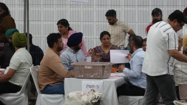 ਮੋਹਾਲੀ ਦੇ ਫੇਜ਼ 7 ਵਿੱਚ ਬਣੇ ਕਾਊਂਟਿੰਗ ਸੈਂਟਰ ਵਿੱਚ ਵੋਟਾਂ ਦੀ ਗਿਣਤੀ ਦੀ ਤਸਵੀਰ।